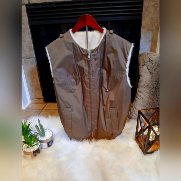 Chic Faux Fur Vest in Cream - Picture 2 of 14